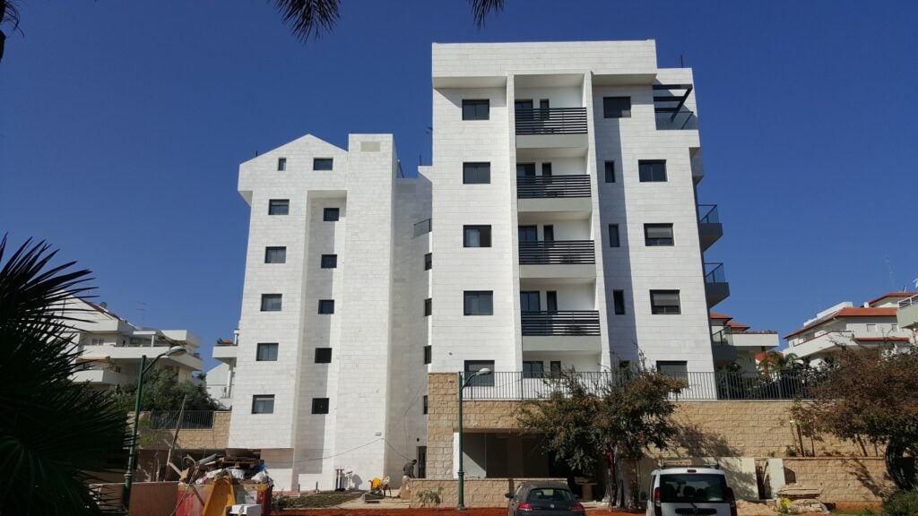 בניין מגורים מאוכלס ברעננה, תמונת חזית הפרויקט, קב דוידסון