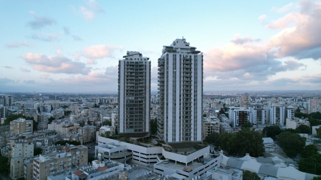 צילום אווירי של מגדלי העיר, פתח תקווה - פרויקט מאוכלס של קבוצת דוידסון