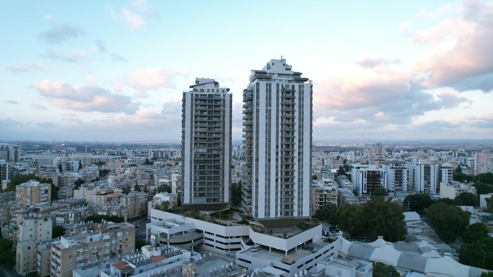 צילום אווירי של מגדלי העיר, פתח-תקווה - פרויקט מאוכלס של קבוצת דוידסון
