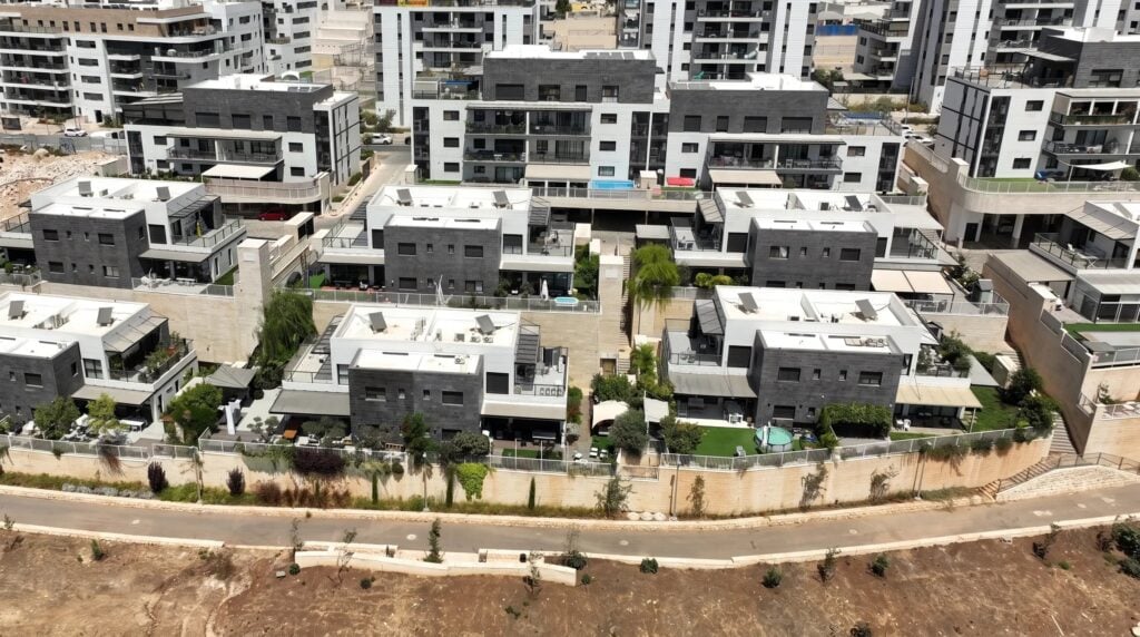 דוידסון במורשת, מודיעין – צילום אוויר של הווילות והבניינים בשכונת מורשת